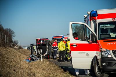 Nuertingen: Pkw ueberschlaegt sich auf der B313 - Ersthelfer befreit den Fahrer